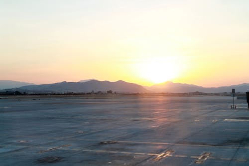 Foto d'estoc gratuïta de aeroport, alba, capvespre