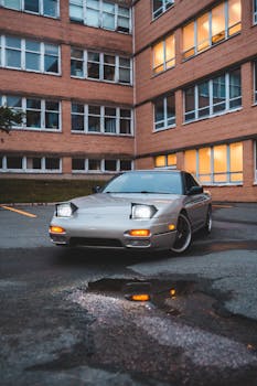 一辆明亮的汽车停在当地砖石建筑院子的混凝土地上