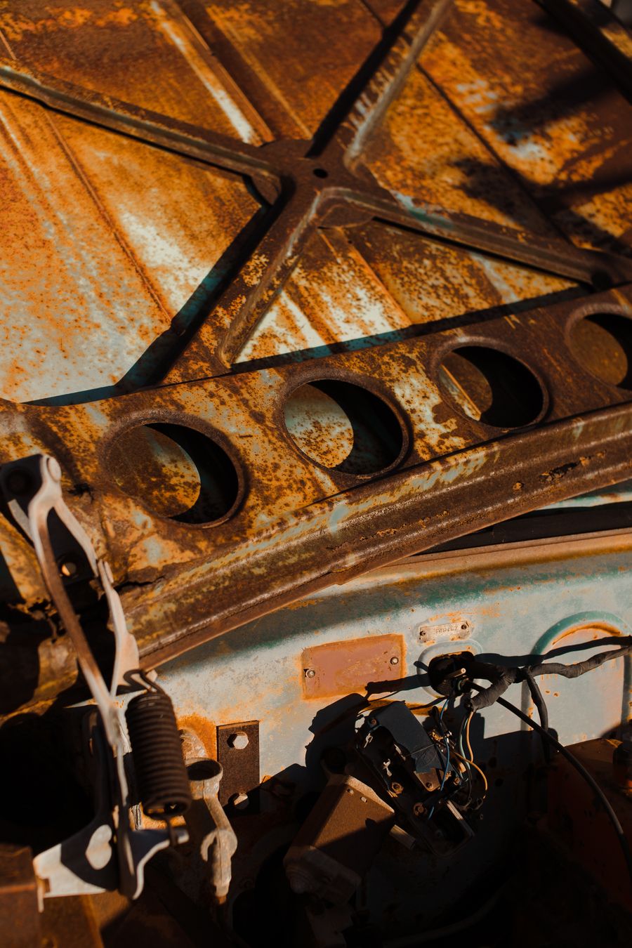 Rūdžių pažeistas automobilio kėbulo vidus