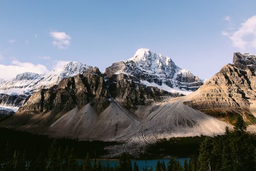 雪山与蓝天构成的风景，非常适合大自然爱好者