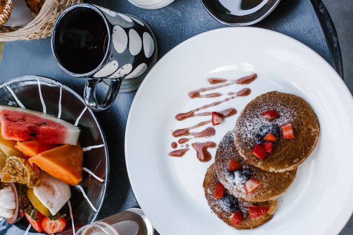 Pancakes mit Erdbeeren und Blaubeeren, von oben
