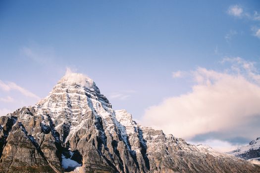 白雪皑皑的山峰在晴朗的蓝天下令人叹为观止，尽显自然之美
