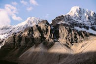 湛蓝的天空下，白雪覆盖的山脉景色壮丽