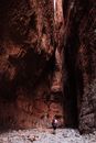 红岩峡谷里的一位徒步旅行者，展示了大自然的宏伟形成