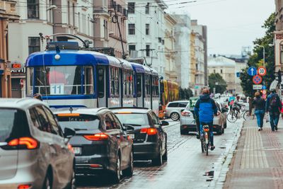 Überfüllter ÖPNV zur Rush Hour
