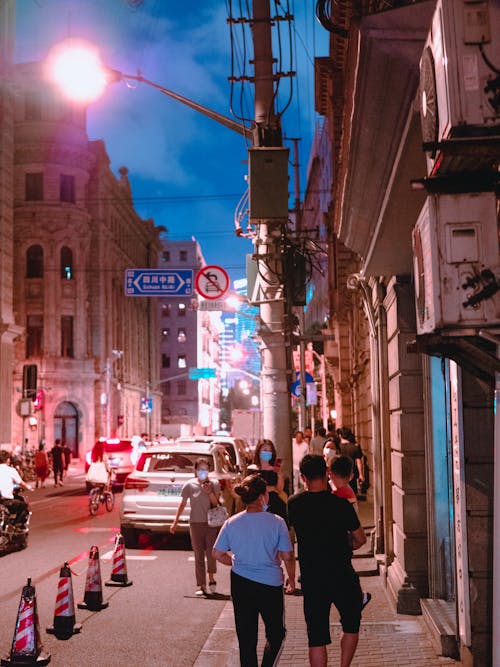 Foto profissional grátis de andando, centro da cidade, noite