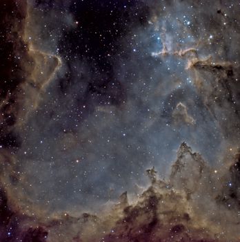 夜空中，天体星云被无数星星包围，景色壮丽