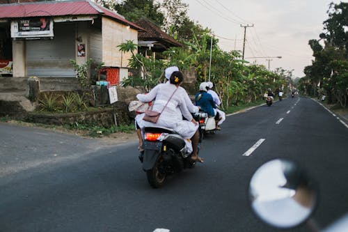 Orang Tak Berwajah Yang Mengendarai Sepeda Motor Di Kota