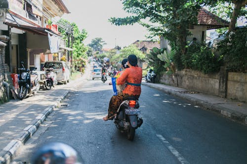 Wanita Tanpa Wajah Yang Mengendarai Sepeda Motor Di Siang Hari
