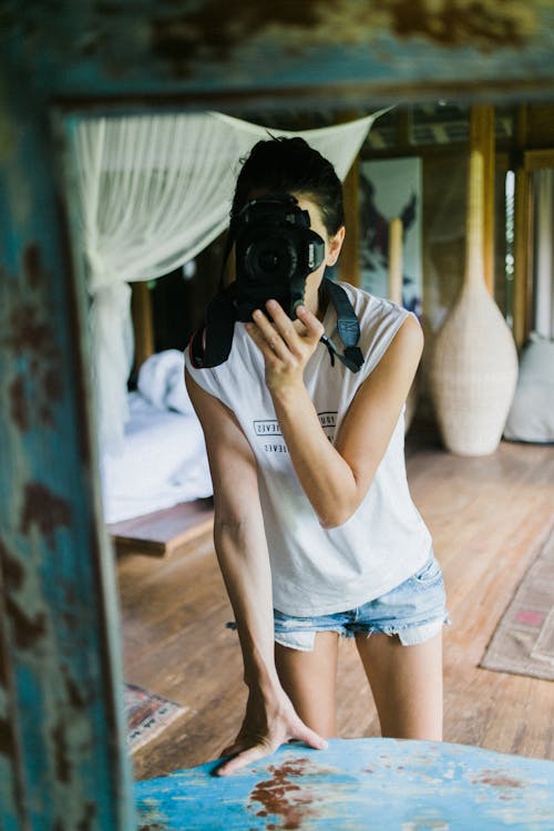Donna Senza Volto Prendendo Selfie In Camera Accogliente