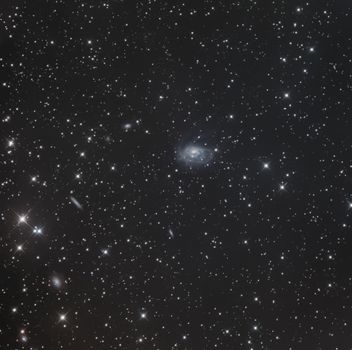 夜空中无数星星环绕的星系，景色壮丽