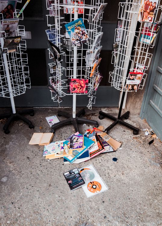 Messy Racking Messy rack with postcards on market · Free Stock Photo