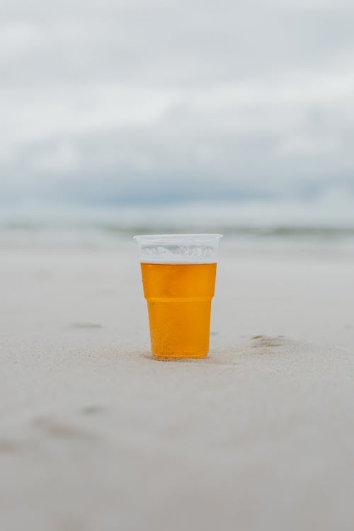 Foto profissional grátis de álcool, ao ar livre, areia