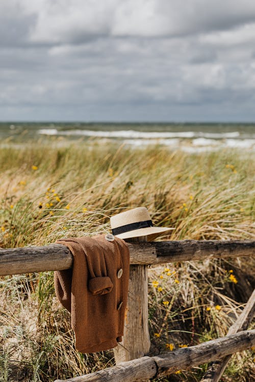 Gratis Immagine gratuita di campo d'erba, cappello da spiaggia, maglione lavorato Foto a disposizione