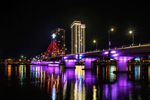 岘港龙桥的壮丽景色在夜空中闪耀着鲜艳的色彩