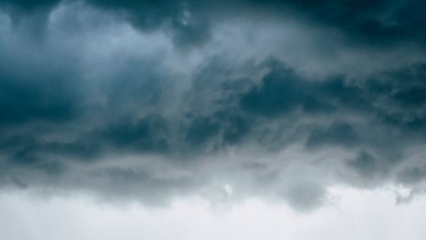 暴风雨的阴雨天气中，蓬松的乌云漂浮在戏剧性的灰色天空里