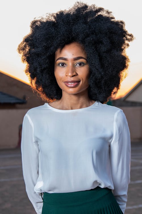 Free Beautiful Woman with an Afro Hairstyle Looking at the Camera Stock Photo
