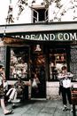 白天，城市玻璃柜老店门口附近聚集了多民族的人
