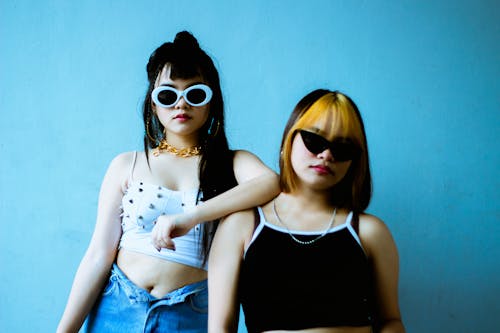 Безкоштовне стокове фото на тему «Азіатські дівчата, аксесуари, блакитний фон»