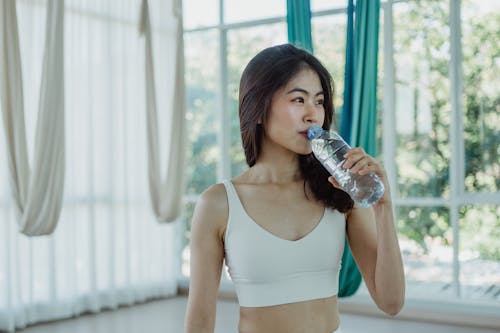 Kostenloses Stock Foto zu asiatische frau, crop top, einweg