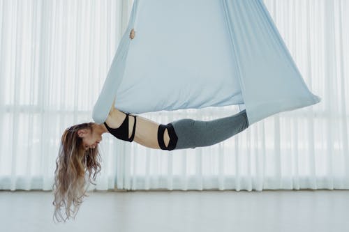 Darmowe zdjęcie z galerii z aerial yoga, azjatka, kobieta