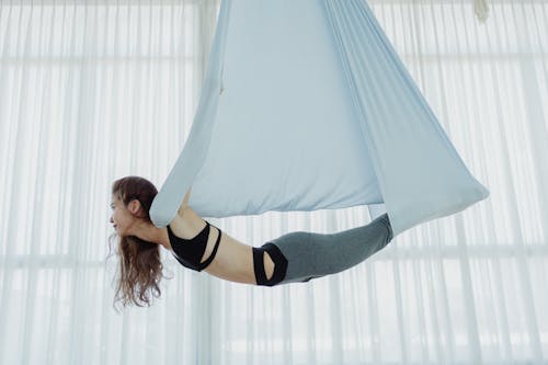 Darmowe zdjęcie z galerii z aerial yoga, azjatka, kobieta