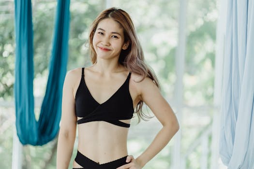 一位女士面带微笑，在宁静的户外练习空中丝绸，展现出健康与快乐