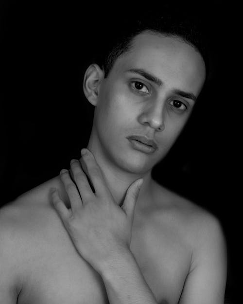 Foto stok gratis bertelanjang dada, grayscale, laki-laki