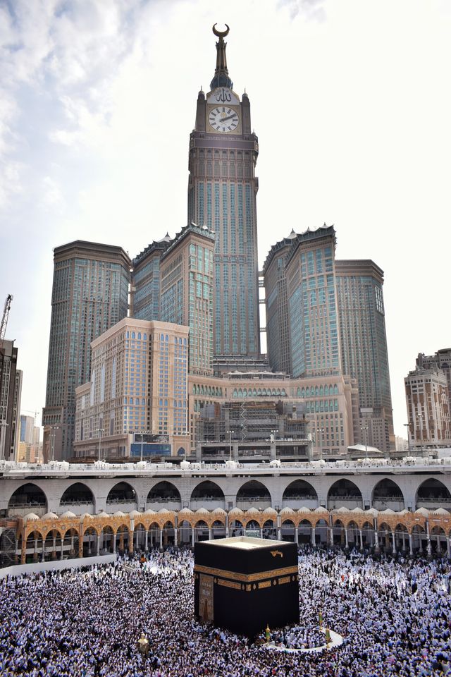 Menara jam Makkah Royal Clock Tower menjulang di atas jemaah, hotel premium menghadap Haram