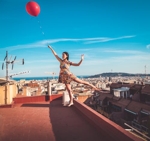 Darmowe zdjęcie z galerii z balon, kobieta, latający