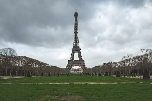 Kostnadsfria Kostnadsfri bild av Eiffeltornet, frankrike, grå himmel Stock foto