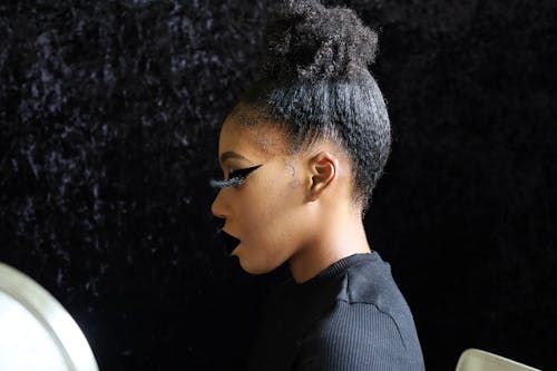 Darmowe zdjęcie z galerii z afroamerykanka, ciemna szminka, czarna kobieta