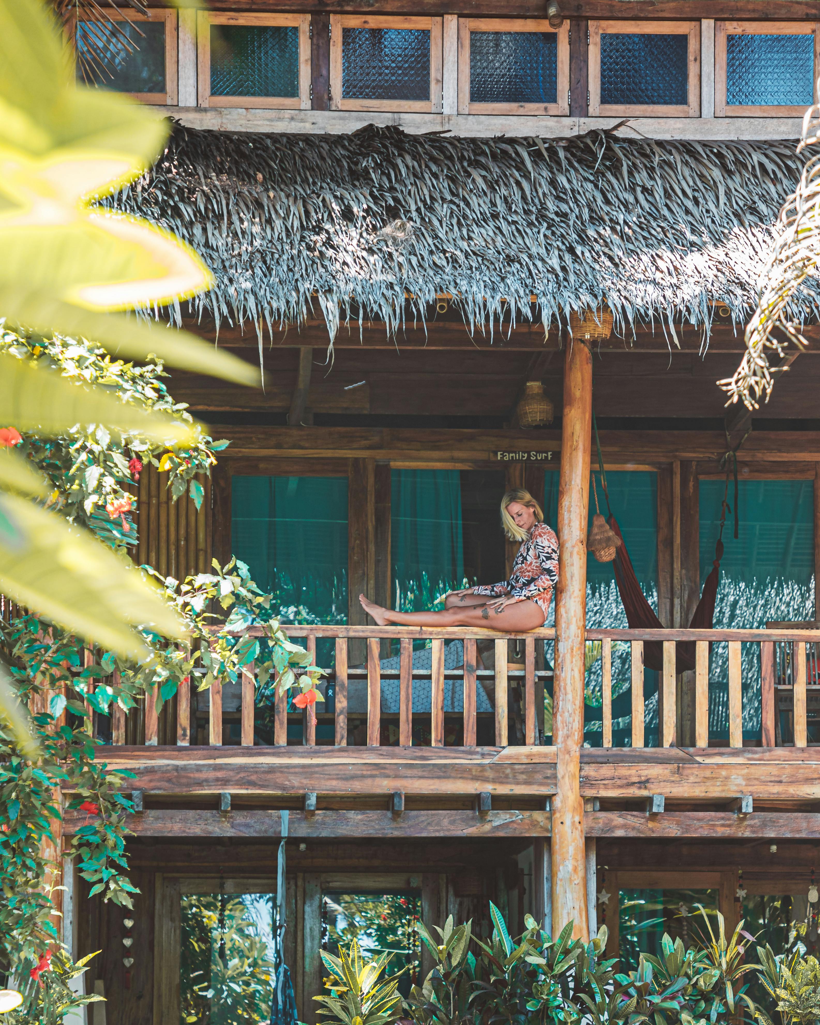 一座宁静的平房，四周绿意盎然，非常适合热带度假