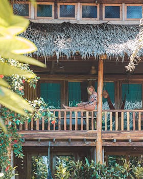 一座宁静的平房，四周绿意盎然，非常适合热带度假