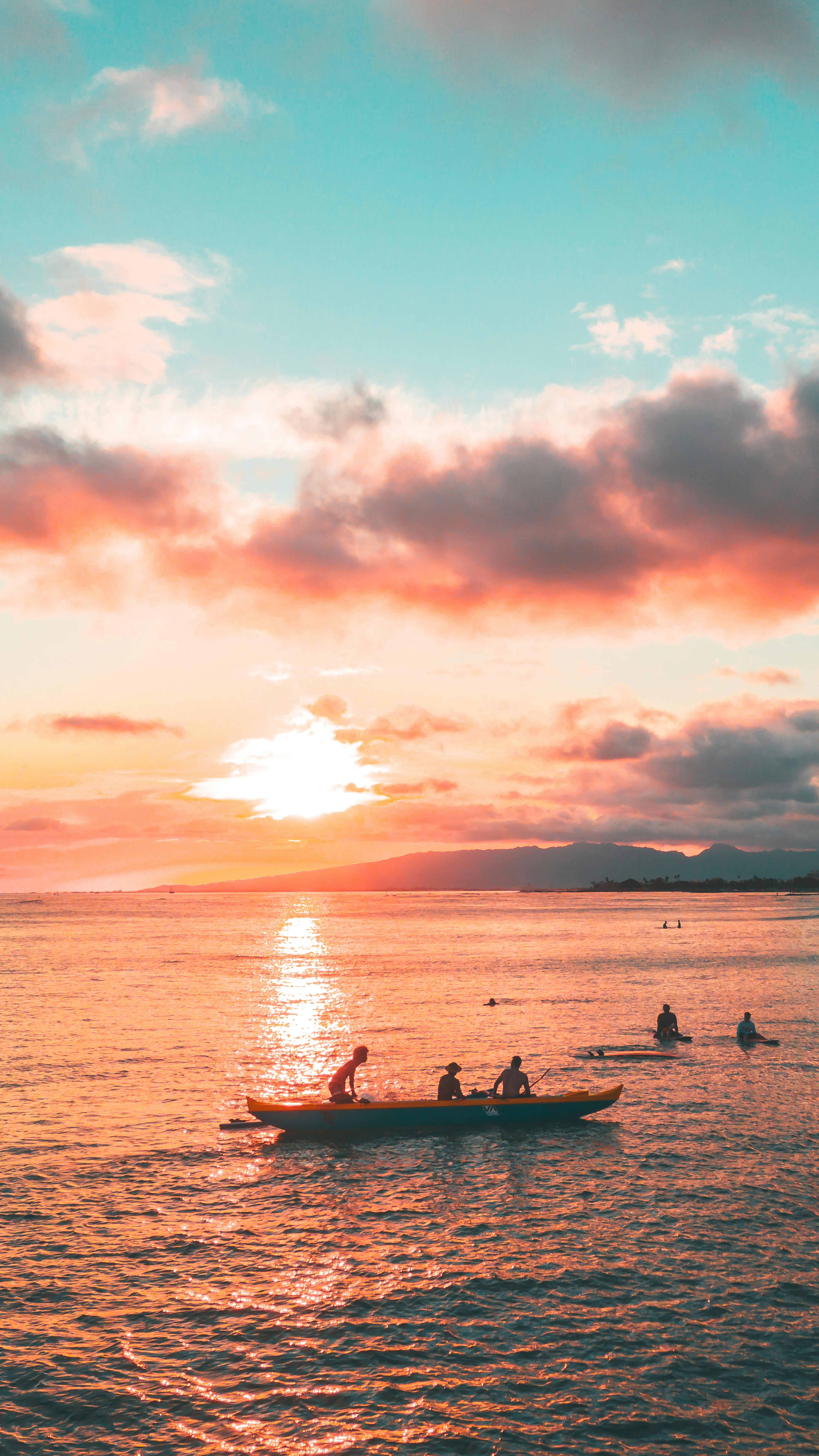 在充满活力的日落中，独木舟在宁静的大海上，捕捉到放松和自然的本质