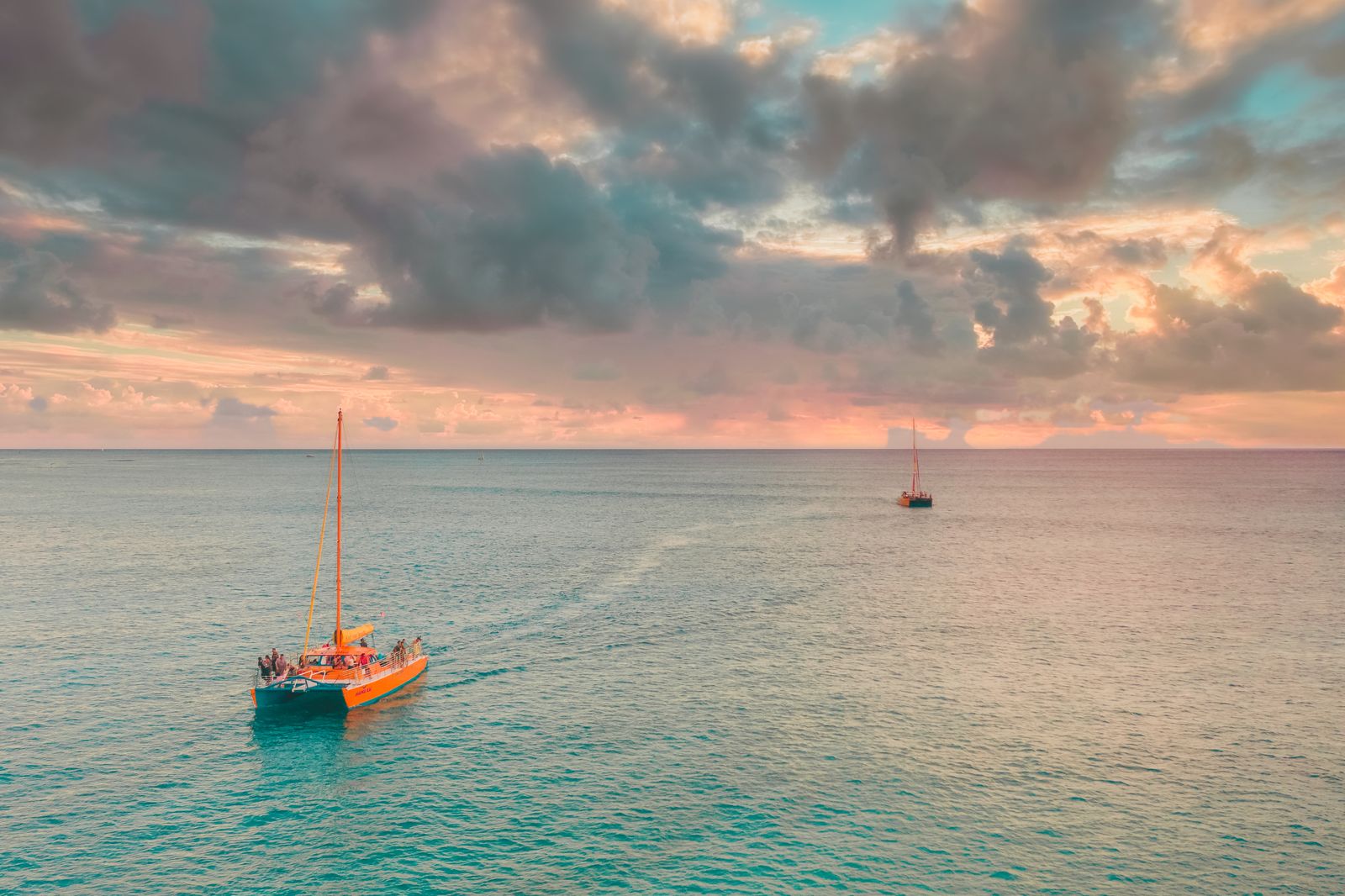 Bateau à moteur amarré avant le départ dans un port
