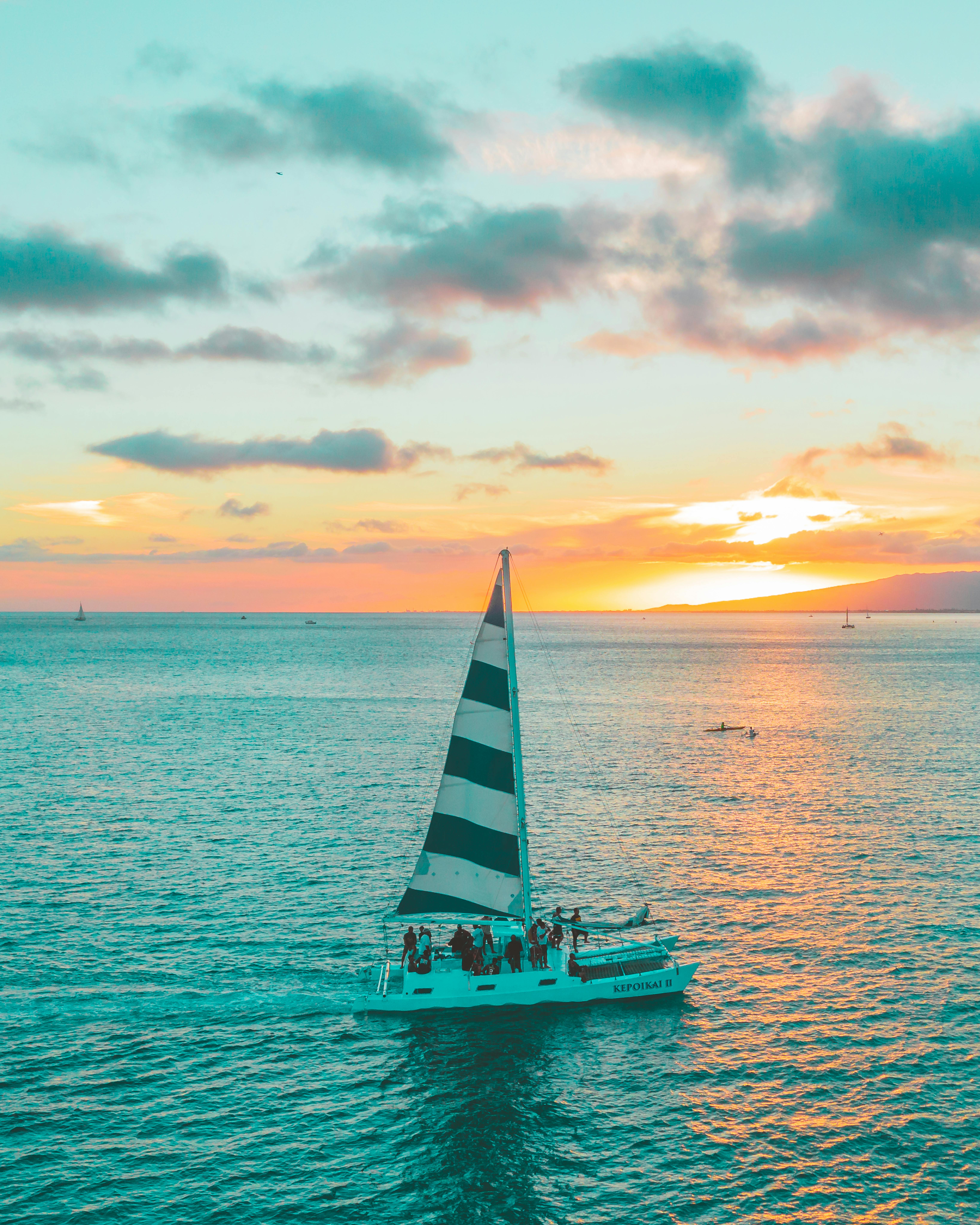 Navigation en voilier au coucher du soleil sur les eaux tropicales de Maurice