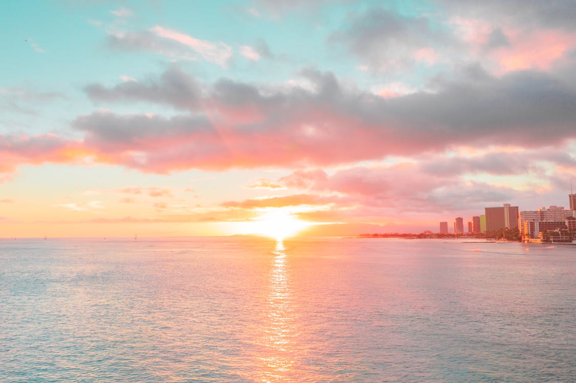 Thưởng thức ảnh cảnh biển hoàng hôn sẽ là một trải nghiệm tuyệt vời cho bất kỳ người yêu thiên nhiên nào. Hãy chiêm ngưỡng khoảnh khắc lãng mạn và đầy màu sắc khi mặt trời lặn xuống đại dương.
