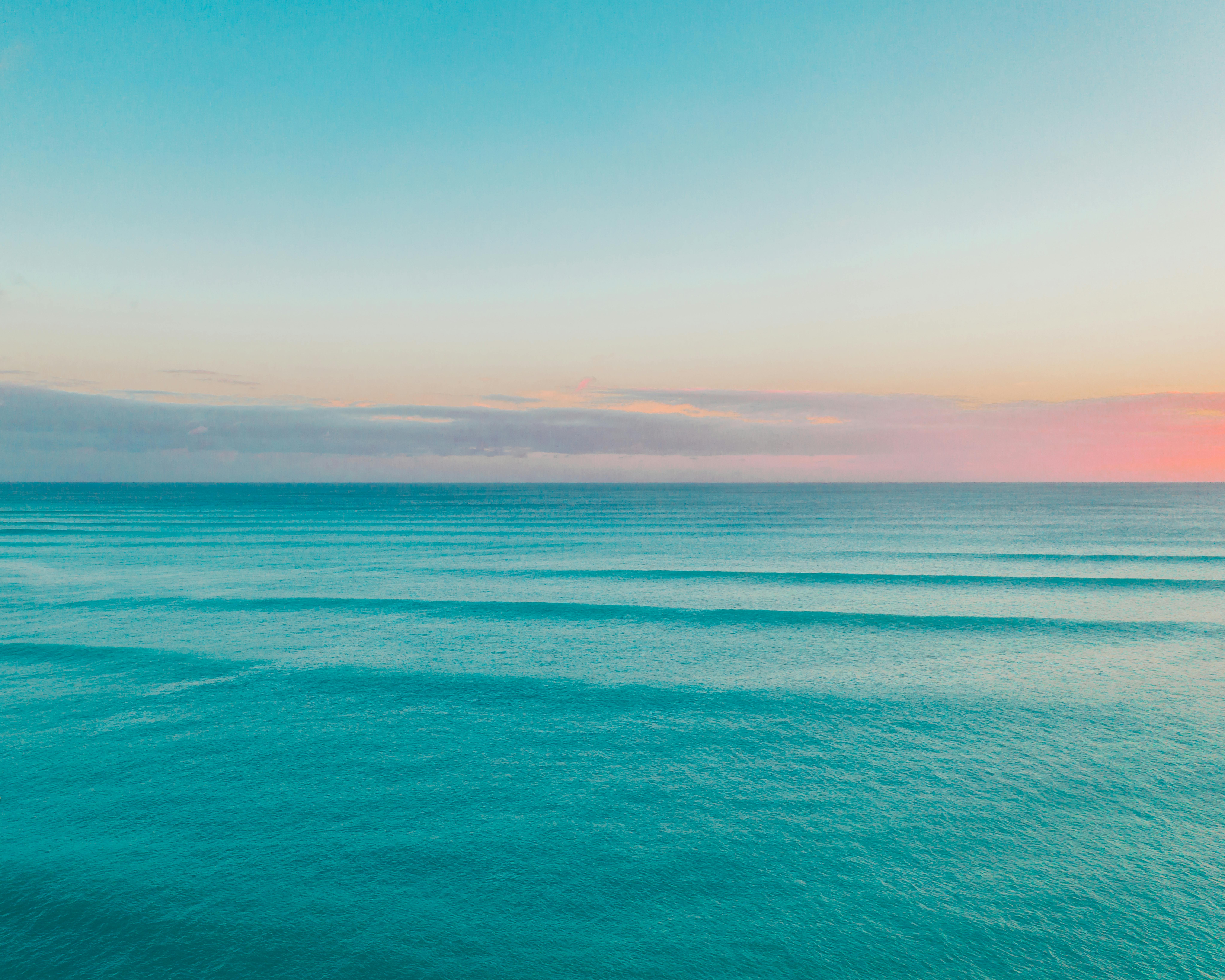 日落时宁静的海景，平静的海浪和色彩缤纷的天空