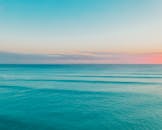 日落时宁静的海景，平静的海浪和色彩缤纷的天空