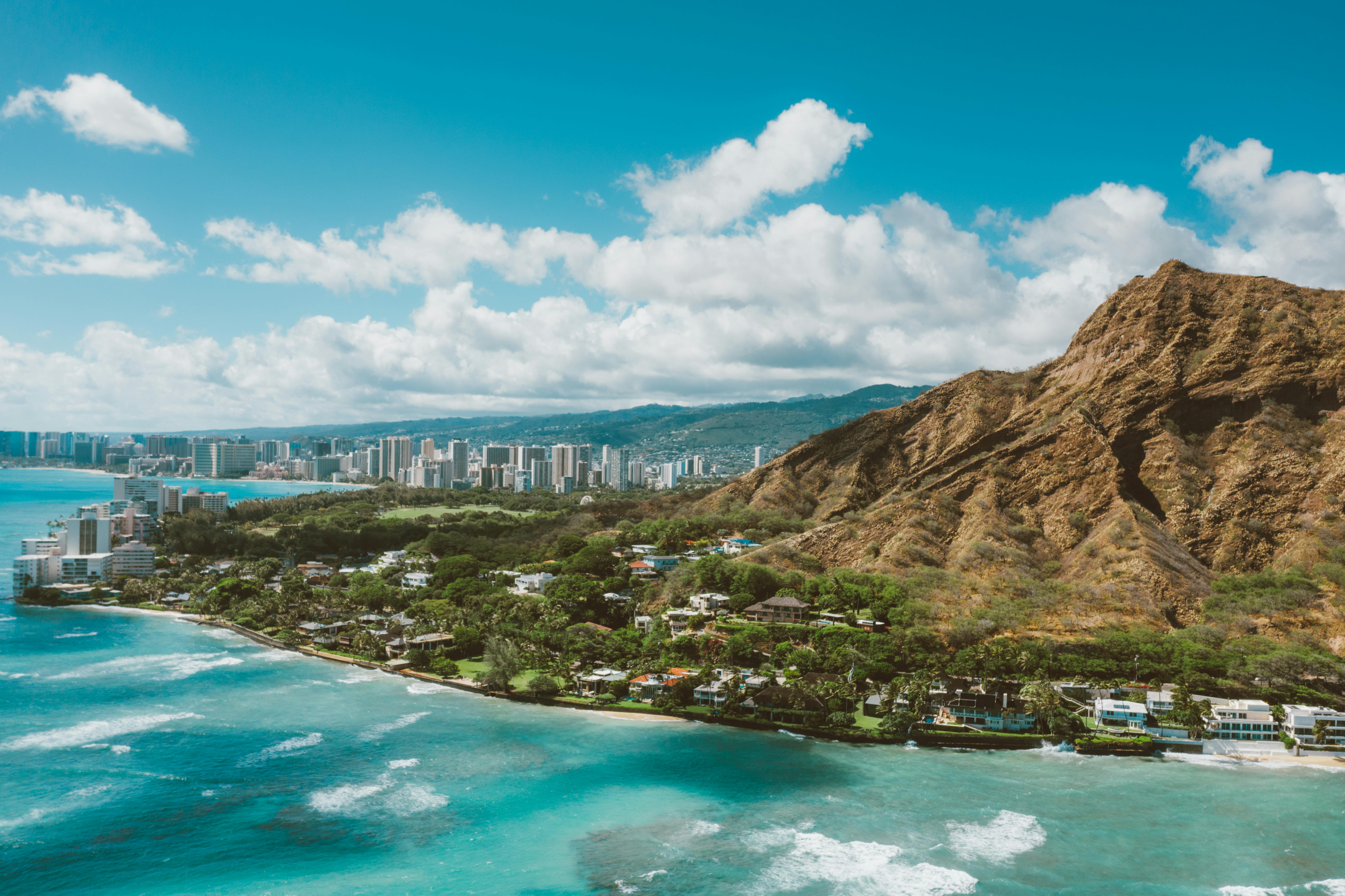 令人惊叹的航拍图像展现了夏威夷檀香山钻石头陨石坑和充满活力的海岸线