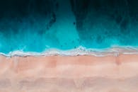 宁静的碧绿海滩令人惊叹的鸟瞰图，温柔的海浪拍打着海岸