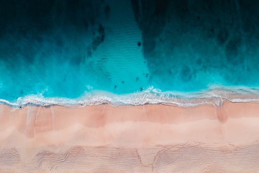 从空中俯瞰，宁静的碧绿海滩令人惊叹，温柔的海浪正拍打着海岸