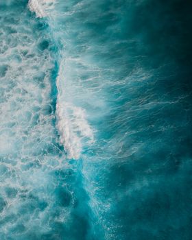 碧绿色的海浪充满活力地相互碰撞，构成了一幅令人惊叹的鸟瞰图