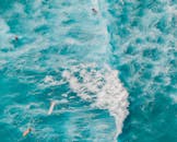 冲浪者在充满活力的碧绿海洋中冲浪的鸟瞰图，完美的夏日