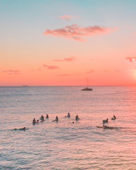 日落时分，冲浪者享受着宁静的大海，捕捉夏夜静谧的精髓