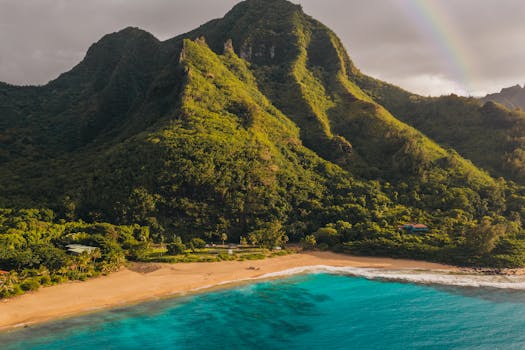 令人惊叹的鸟瞰图捕捉到了热带海滩、郁郁葱葱的山脉，以及一道彩虹