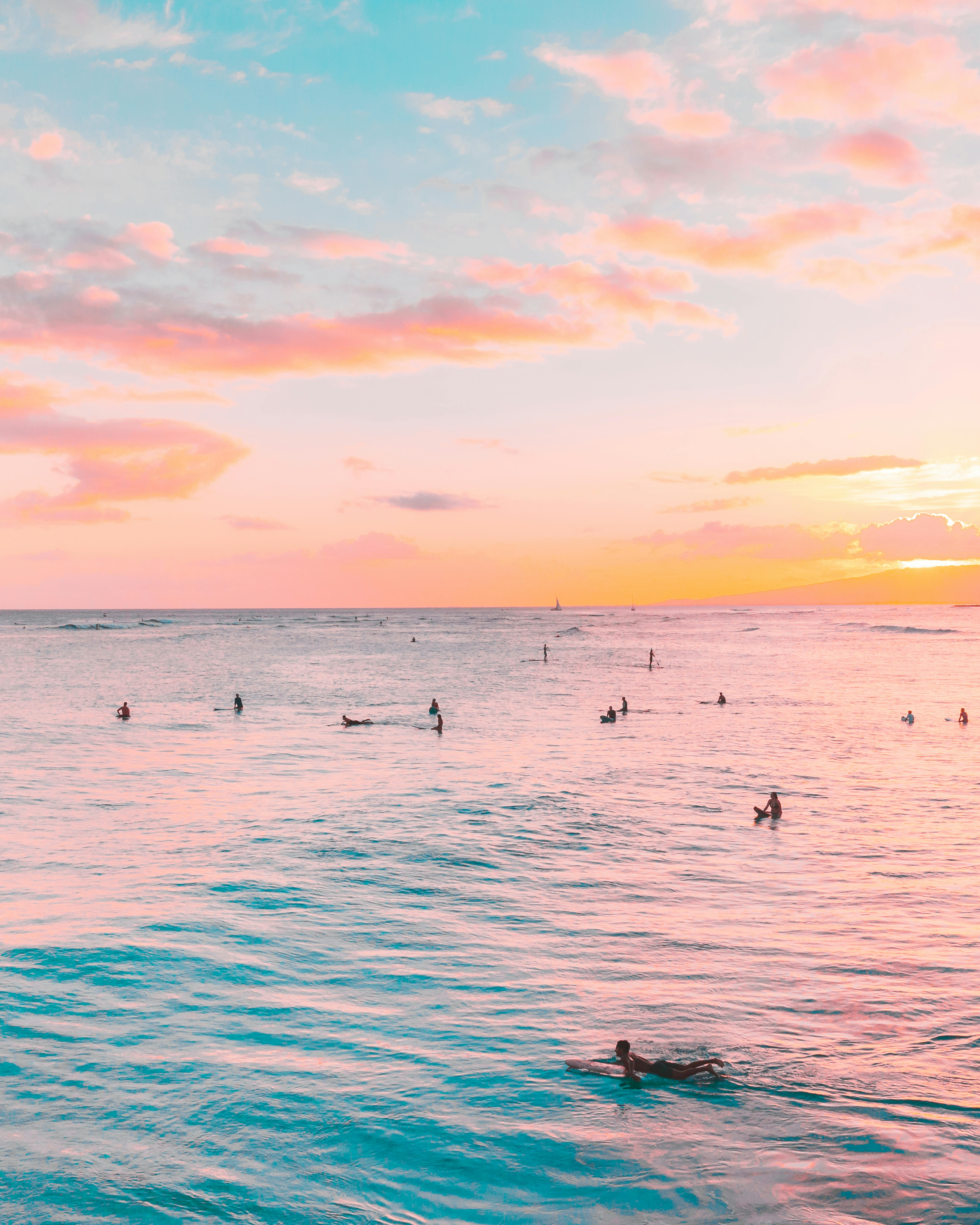 冲浪者享受柔和色调的海洋的宁静的场面在日落