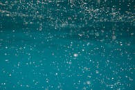 迷人的水下场景，漂浮着气泡，并带有散景效果