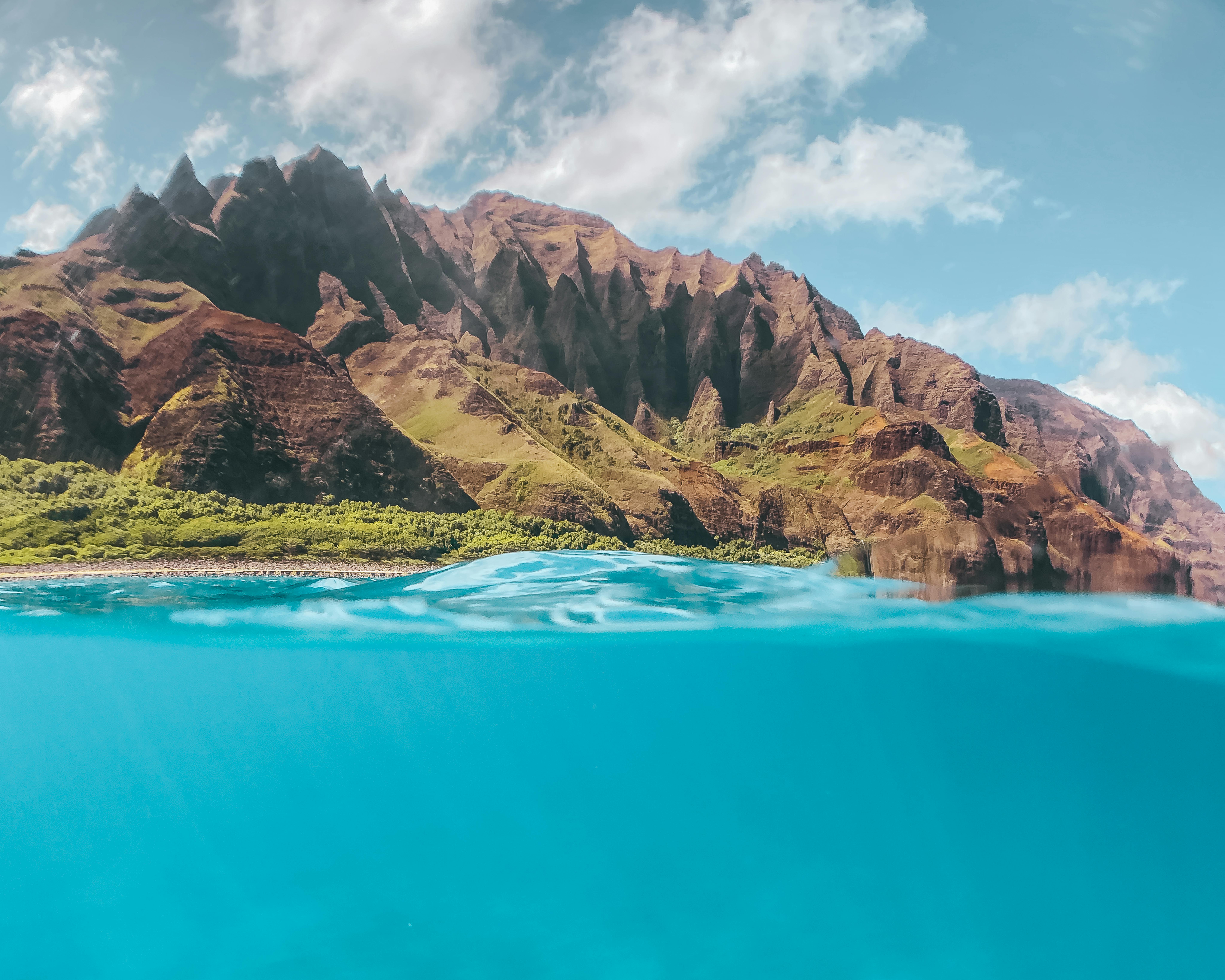 夏威夷纳巴利海岸的壮丽景色，充满活力的蓝色海洋和引人注目的悬崖
